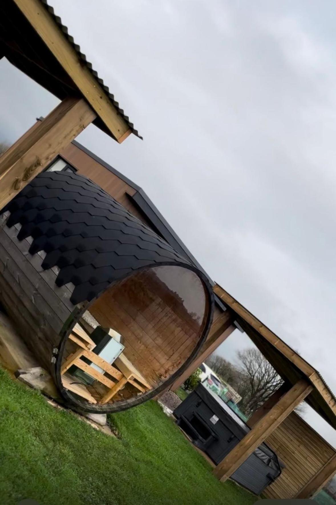 Slemish Hideaway - Funky Pheasant Lodge *